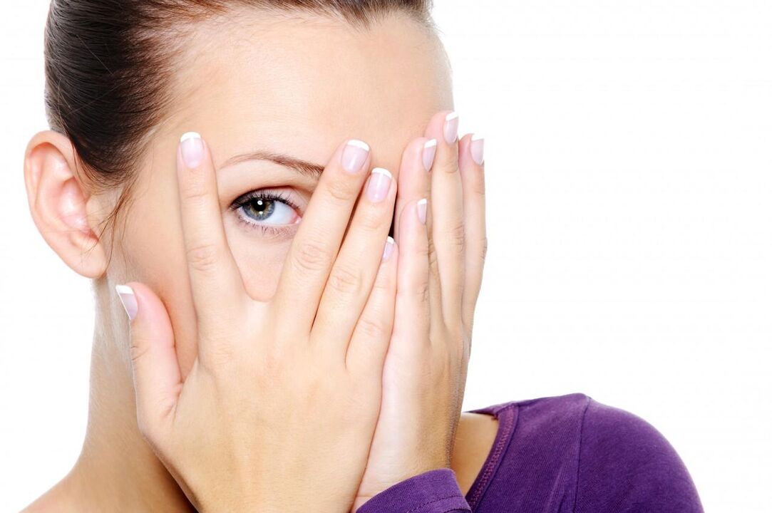 Ausübung der Augen durch die Finger